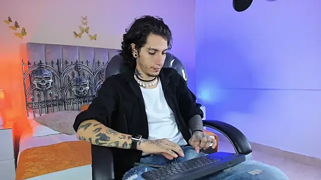 Vergil Noir  online show from May 15, 2026, 3:35 am