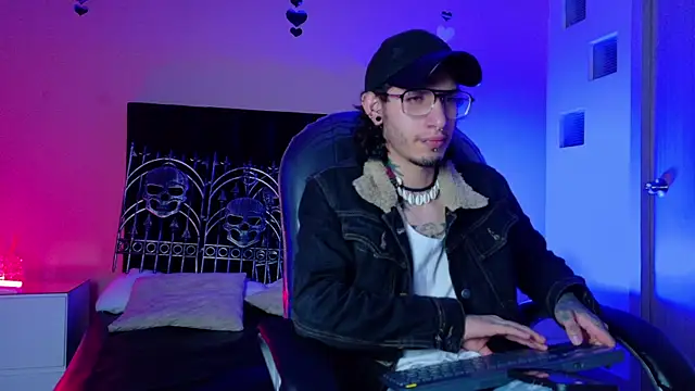 Vergil Noir  online show from June 16, 2026, 4:37 am