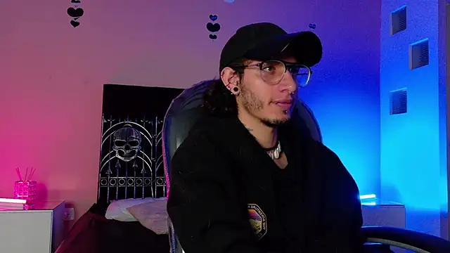 Vergil Noir  online show from June 30, 2026, 4:02 am