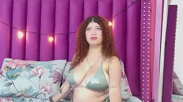 HoneyHipss online show from May 7, 2026, 12:43 pm