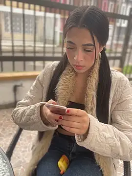 Snapshot of Ferrari_Pinkk chatting on April 23, 2026, 6:10 pm Ferrari Pinkk online show from April 23, 2026, 6:10 pm