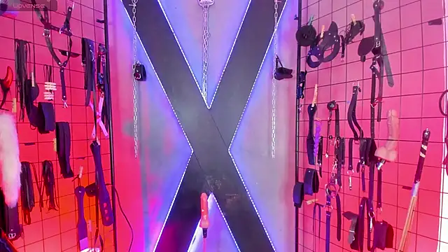 IzobethAri BDSM online show from April 29, 2026, 3:10 am