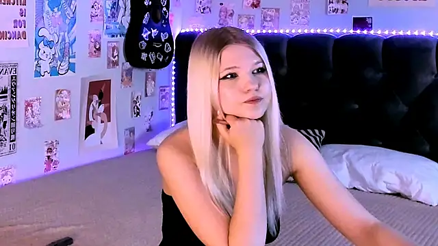 LunariaFox online show from May 14, 2026, 2:57 pm