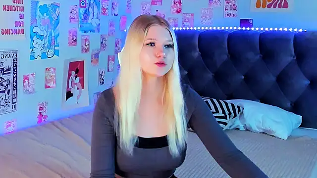 LunariaFox online show from May 17, 2026, 2:46 pm