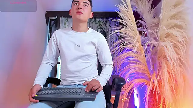 DylanBrownn  online show from May 12, 2026, 9:12 pm