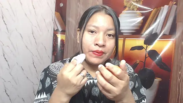 Snapshot of Sol_vannesa chatting on May 18, 2026, 11:43 pm Sol vannesa online show from May 18, 2026, 11:43 pm