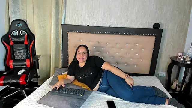 Snapshot of Zoedeleon chatting on May 9, 2026, 7:30 pm Zoedeleon online show from May 9, 2026, 7:30 pm
