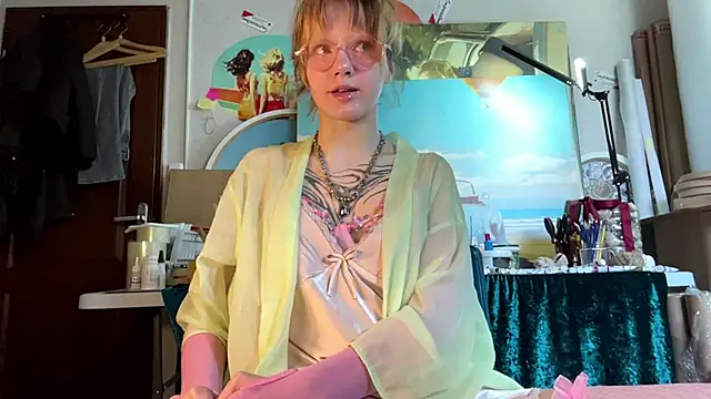 sarawhisperr online show from April 30, 2026, 12:11 pm