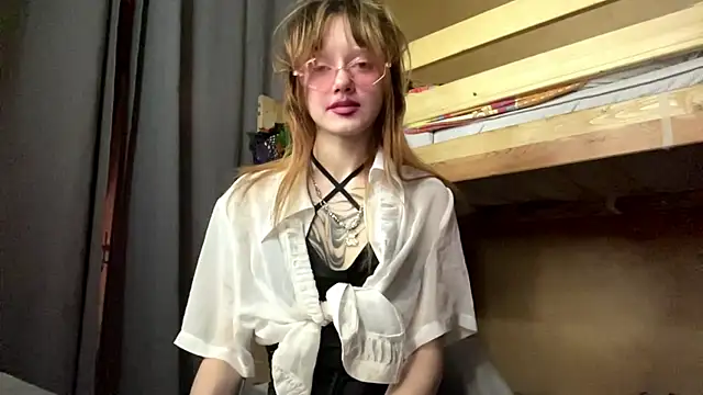 sarawhisperr online show from May 17, 2026, 3:15 am