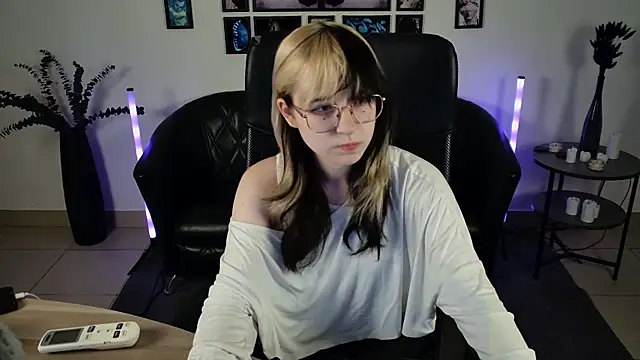 Snapshot of NyxCalderra chatting on July 14, 2026, 1:28 pm NyxCalderra online show from July 14, 2026, 1:28 pm