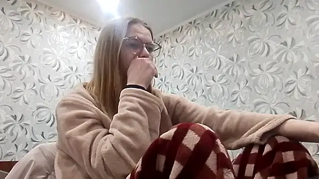 Snapshot of RottedDam chatting on May 6, 2026, 10:15 pm RottedDam online show from May 6, 2026, 10:15 pm