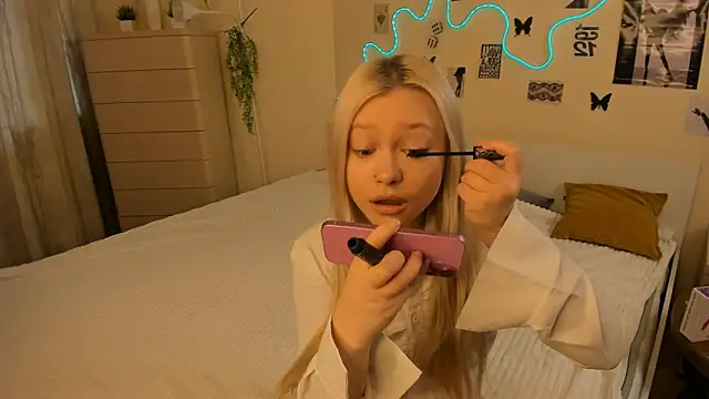 Snapshot of MidnightPoise chatting on May 6, 2026, 5:25 am MidnightPoise online show from May 6, 2026, 5:25 am