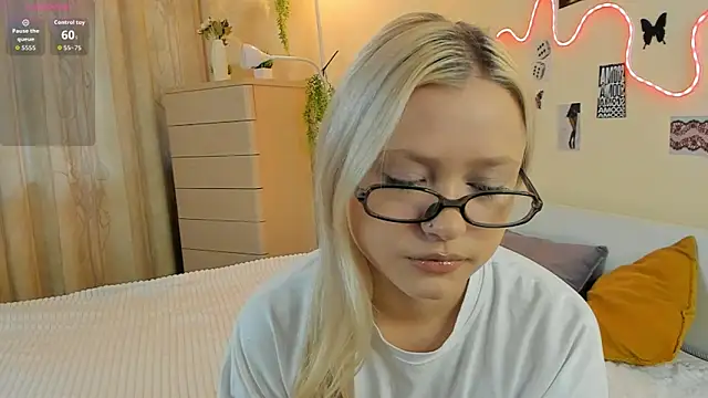 Snapshot of MidnightPoise chatting on May 11, 2026, 5:24 am MidnightPoise online show from May 11, 2026, 5:24 am