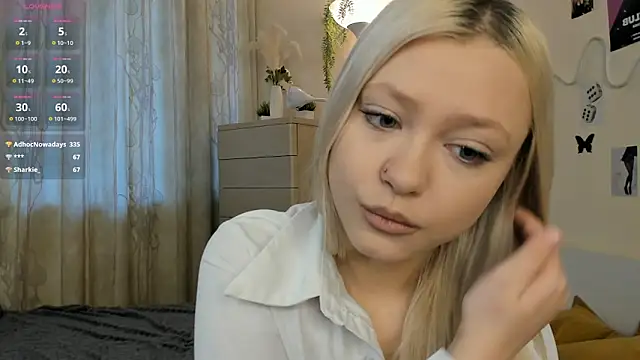 Snapshot of MidnightPoise chatting on May 15, 2026, 4:52 am MidnightPoise online show from May 15, 2026, 4:52 am