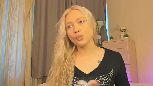 Snapshot of MidnightPoise chatting on June 26, 2026, 5:23 am MidnightPoise online show from June 26, 2026, 5:23 am