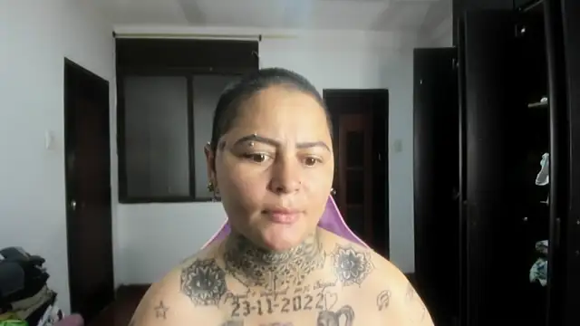 romina23 online show from April 29, 2026, 9:32 pm
