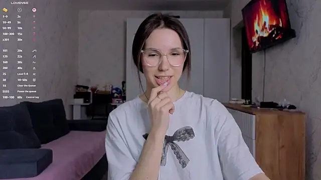 Honey Peachy online show from May 11, 2026, 4:04 pm