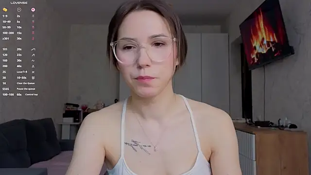 Honey Peachy online show from May 13, 2026, 9:39 am