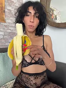 Yasmiinee online show from May 15, 2026, 2:35 pm