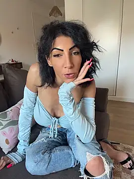 Yasmiinee online show from May 22, 2026, 5:40 pm