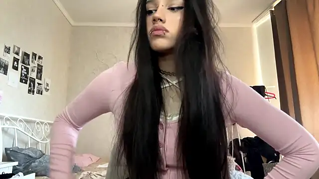Snapshot of LouisePavlides chatting on May 4, 2026, 12:34 pm LouisePavlides online show from May 4, 2026, 12:34 pm