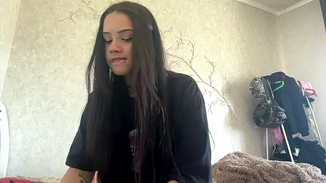 Snapshot of LouisePavlides chatting on May 27, 2026, 1:30 pm LouisePavlides online show from May 27, 2026, 1:30 pm