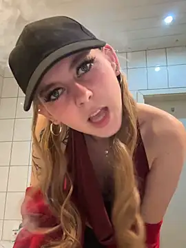 Snapshot of Lina-420 chatting on April 30, 2026, 8:15 pm Lina-420 online show from April 30, 2026, 8:15 pm