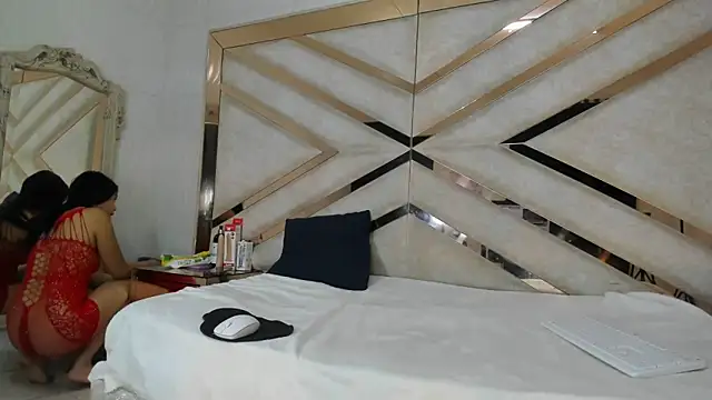 AuroraHoney32 online show from May 19, 2026, 11:55 pm