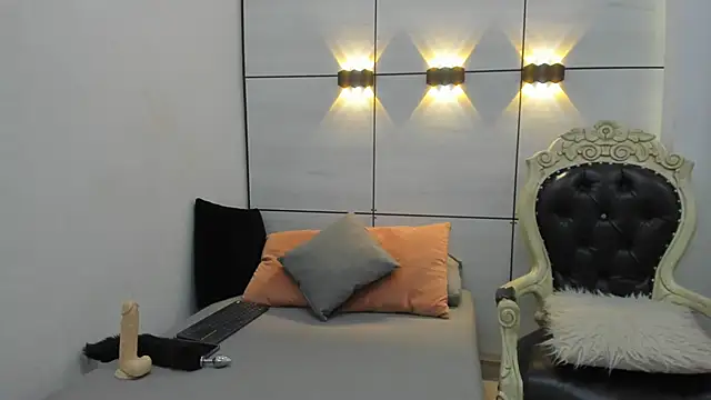 Daphne Leia online show from May 2, 2026, 7:30 pm