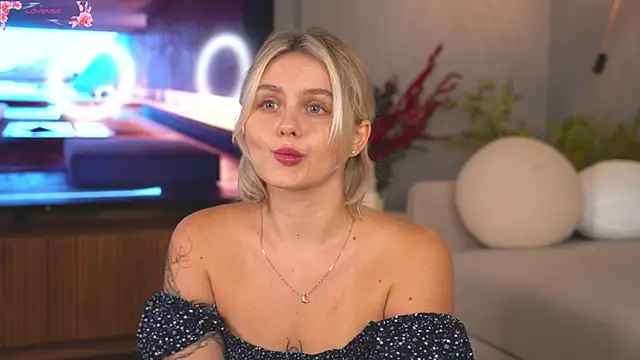 Snapshot of Lunea_Evienne_ chatting on May 16, 2026, 8:11 am Lunea Evienne online show from May 16, 2026, 8:11 am