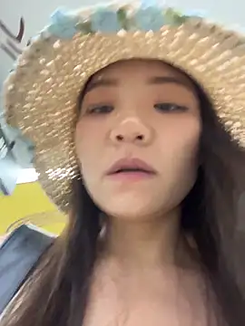 xiaochengzi505 online show from May 18, 2026, 4:07 am