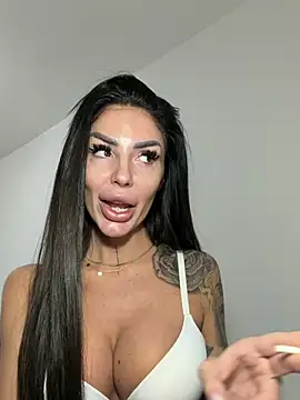 Snapshot of RaquelleXO chatting on May 17, 2026, 9:49 am RaquelleXO online show from May 17, 2026, 9:49 am