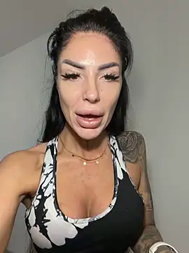 Snapshot of RaquelleXO chatting on May 20, 2026, 5:02 am RaquelleXO online show from May 20, 2026, 5:02 am
