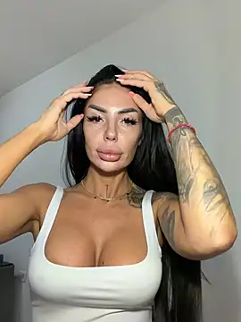 Snapshot of RaquelleXO chatting on May 22, 2026, 4:30 am RaquelleXO online show from May 22, 2026, 4:30 am