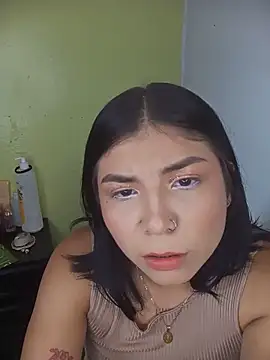 PequenaNena online show from May 18, 2026, 7:52 pm