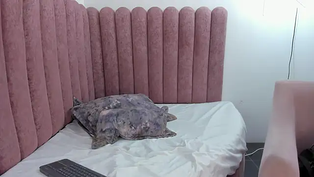 Snapshot of CoralRuiz chatting on May 5, 2026, 8:06 pm CoralRuiz online show from May 5, 2026, 8:06 pm