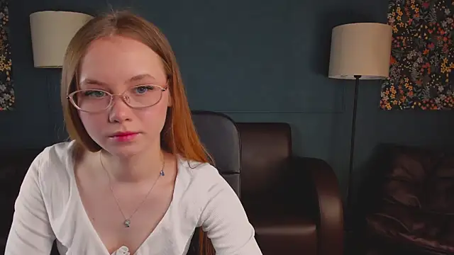 Snapshot of FloraLarsson chatting on May 2, 2026, 3:44 am FloraLarsson online show from May 2, 2026, 3:44 am