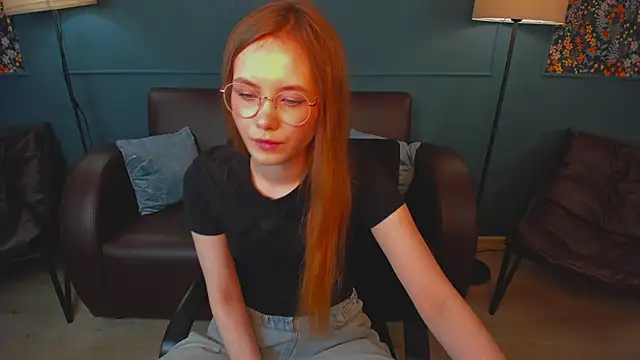 FloraLarsson online show from July 14, 2026, 3:11 am
