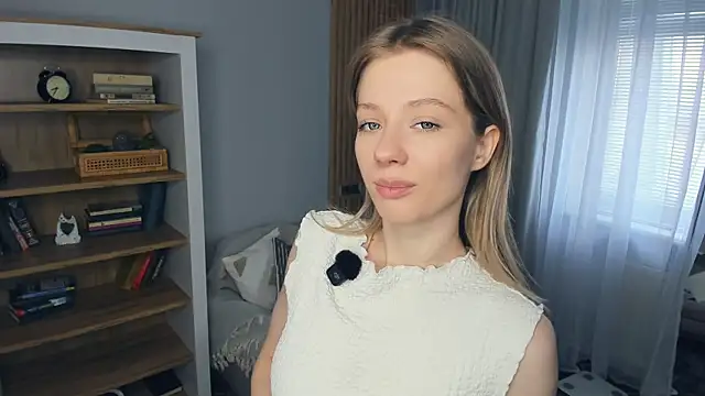 Snapshot of katemossse chatting on April 30, 2026, 9:37 am katemossse online show from April 30, 2026, 9:37 am
