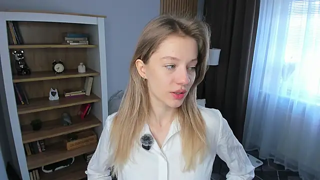 Snapshot of katemossse chatting on May 4, 2026, 8:32 am katemossse online show from May 4, 2026, 8:32 am