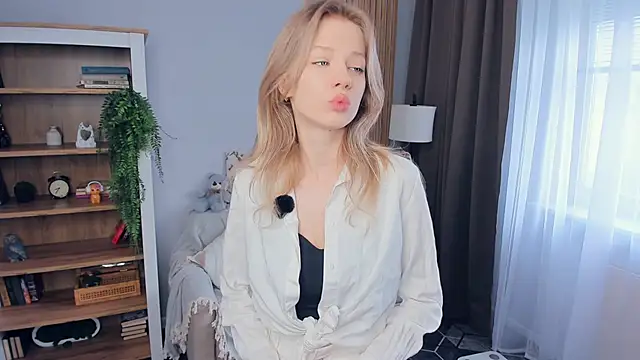 Snapshot of katemossse chatting on May 8, 2026, 7:36 am katemossse online show from May 8, 2026, 7:36 am