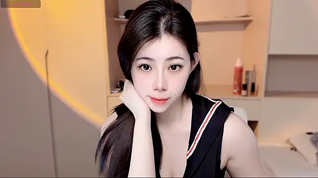 Tangerine-en online show from May 11, 2026, 1:11 am