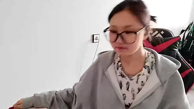 Snapshot of AdelineCanup chatting on May 19, 2026, 1:22 am AdelineCanup online show from May 19, 2026, 1:22 am