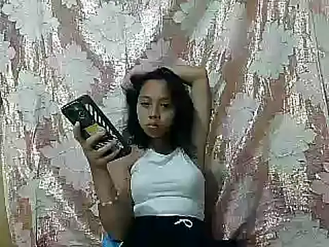 Snapshot of Yours_AsianPinayGirl18 chatting on May 2, 2026, 12:21 pm Yours AsianPinayGirl18 online show from May 2, 2026, 12:21 pm