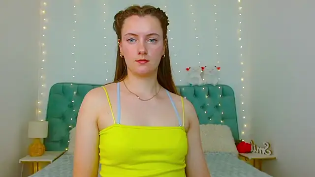Snapshot of Cutie_blushh chatting on April 30, 2026, 9:15 am Cutie blushh online show from April 30, 2026, 9:15 am