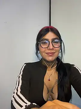 Snapshot of shanell_bdsm chatting on May 5, 2026, 4:09 am shanell bdsm online show from May 5, 2026, 4:09 am
