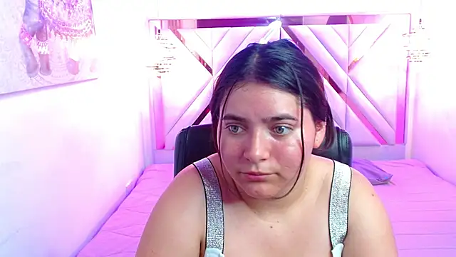 Snapshot of Laurha_ chatting on May 15, 2026, 7:54 pm Laurha online show from May 15, 2026, 7:54 pm