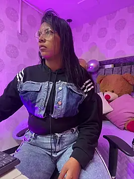naomifox  online show from May 17, 2026, 4:10 am