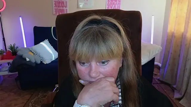 Snapshot of Melania_Cook chatting on May 15, 2026, 2:35 pm Melania Cook online show from May 15, 2026, 2:35 pm