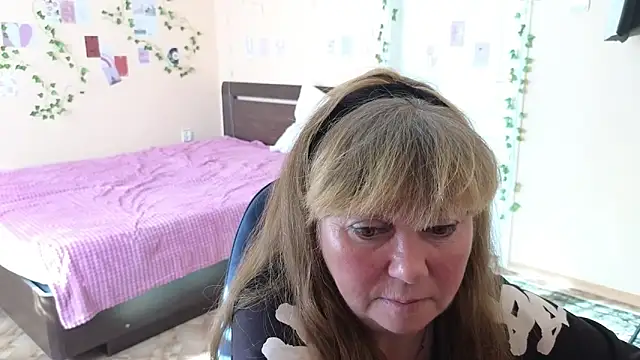 Snapshot of Melania_Cook chatting on May 18, 2026, 4:18 am Melania Cook online show from May 18, 2026, 4:18 am